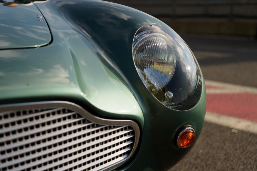 Детали экстерьера Aston Martin DB4 GT Continuation 2017 года  (WW) (фото 24 из 83)